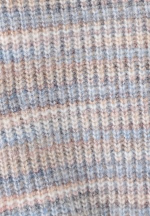Un tissu tricoté en laine douce présente des rayures alternées de bleu clair, beige et blanc avec une texture duveteuse et un motif de points visible.