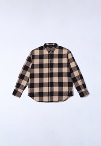 Camisa de manga larga de botones en un patrón de cuadros en tonos marrón y negro, hecha de franela, con un dobladillo redondeado y una etiqueta de logo en un lado.