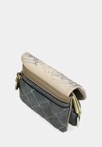 Piccolo astuccio con zip in pelle beige e grigia, caratterizzato da una trama trapuntata, cuciture decorative e una parte superiore liscia con dettagli stampati.