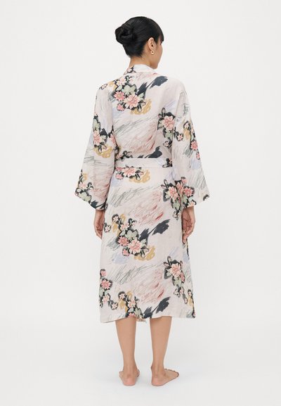 Kwiatowa suknia kimono z lekkiego materiału, w różowe, zielone i czarne wzory. Długie rękawy i wiązany w pasie krój podkreślają luźny styl.