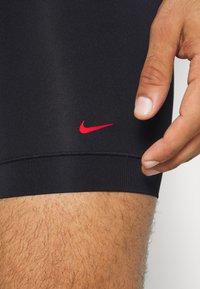 Nike Underwear ESSENTIAL 3 PACK - Cuecas boxer - black/red/uni gold-coloured