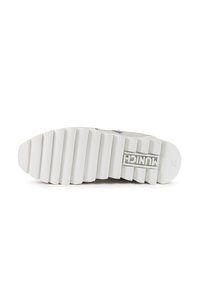 Suola di sneaker con un design texturizzato, caratterizzato da scanalature orizzontali, materiale in gomma bianca e un logo in rilievo al centro.