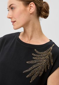 s.Oliver BLACK LABEL MIT PERLEN ARTWORK - T-Shirt print - schwarz