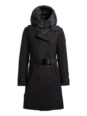 Fekete, dupla soros kabát levehető párnázott kapucnival, derékon övvel, elülső zsebekkel, és gombdíszítéssel az ujjakon.