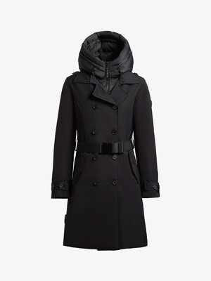 Cappotto nero doppiopetto con cappuccio imbottito rimovibile, cintura in vita, due tasche frontali e bottoni decorativi sulle maniche.