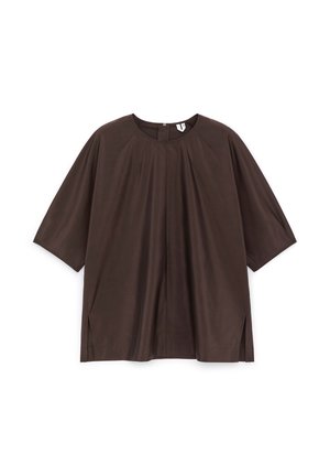 Brązowy top z krótkim rękawem wykonany z gładkiej tkaniny. Posiada okrągły dekolt, boczne rozcięcia oraz subtelną plisę z przodu.