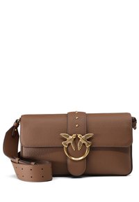 Borsa a tracolla in pelle marrone con dettagli di uccello in tono oro, accessori metallici circolari e finitura testurizzata. Tracolla regolabile con perforazioni.