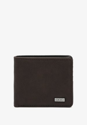 Bruine stoffen portemonnee met een rechthoekige vorm, voorzien van een zilveren hardware accent rechtsonder en minimalistische ontwerpdetailles.