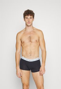 Tommy Hilfiger SIGNATURE TRUNK 3 PACK - Úzke boxerky - daring scarlet/iron blue/blue