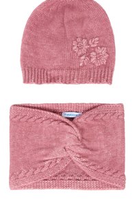 Cappello rosa lavorato a maglia con ricamo floreale e fascia abbinata caratterizzata da un design attorcigliato e un motivo a treccia. Texture morbida e materiale caldo.