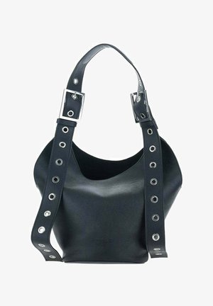 Borsa a mano in pelle nera con manici larghi dotati di occhielli metallici e fibbie quadrate argento, bordo superiore curvo e texture liscia.