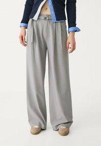 Stradivarius - WIDE-LEG WITH BUCKLE DETAIL  - Bukser - grey Miniaturebillede 1