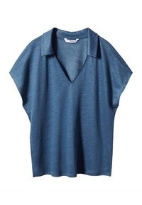 Krátký rukáv, top s výstřihem do V z texturované tmavě modré látky. Obsahuje límec a volný střih, s rovním lemem na spodní části.