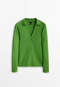 Grön långärmad ribbad cardigan med krage och sex knappar fram, utlagd på en vit bakgrund.