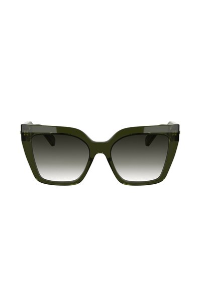 Occhiali da sole quadrati oversize di colore verde scuro con lenti grigio sfumato e montatura spessa traslucida.