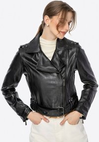 Schwarze Leder-Motorradjacke mit breitem Kragen, asymmetrischem Frontreißverschluss, geknöpften Schulterklappen und einer taillierten Passform mit einem Gürtel in der Taille.