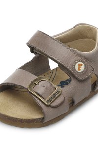 Bruna lädersandaletter med spänne på sidan, öppen tå och utskärningsdesign. Mjuk innersula med logotyp tryckt på inlägget. Texturerad gummisula.