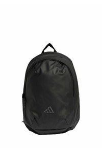 Zaino nero realizzato in materiale liscio e resistente, dotato di un comparto principale con zip, una tasca frontale e un dettaglio del logo nella parte inferiore anteriore.