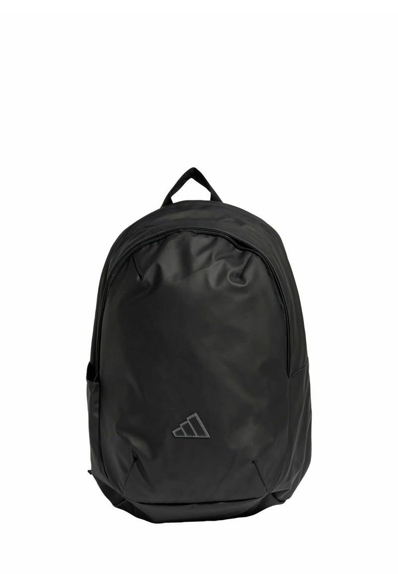 Zaino nero realizzato in materiale liscio e resistente, dotato di un comparto principale con zip, una tasca frontale e un dettaglio del logo nella parte inferiore anteriore.