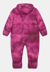 Gevoerde jumpsuit in een levendig tie-dye patroon met tinten roze. Het heeft een capuchon en elastische manchetten bij de polsen en enkels.