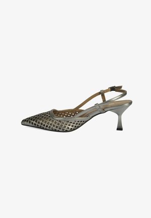 Slingback hoge hak schoen met een spitse neus, metallic zilveren kleur, uitgesneden lattice ontwerp en een slanke hak. Heeft een tan binnenvoering.