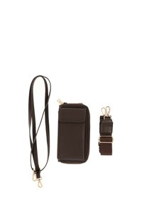 Borsa a tracolla in pelle marrone scuro con cinturini lunghi e corti staccabili, chiusure in tonalità oro e tasca con pattina frontale, esposta su sfondo bianco.