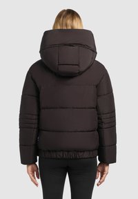 Črna puffer jakna z velikim kapuco, ki ima prešite dele, elastičen spodnji rob in gladko, mat površino. Prikazen je zadnji pogled.