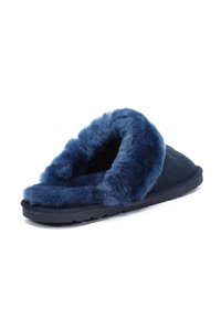 Marineblåtofflor i mjuk fleece och mocka, med en plyschkrage, öppen tå och platt sula för komfort.