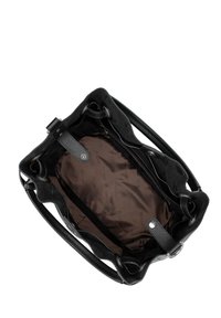 Czarna torebka wykonana z materiałów skórzanych i tekstylnych. Przestronne wnętrze wyłożone brązowym materiałem w wzór logo. Posiada dwa teksturowane paski i metalowe akcenty.