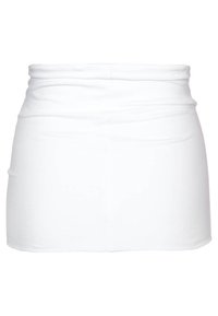 Jupe mini blanche taille haute avec une ceinture froncée et un tissu lisse, présentée sur un fond blanc uni.