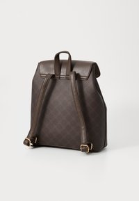 Sac à dos en cuir marron à motif, avec une forme structurée, un rabat supérieur, des bretelles doubles et des accents en métal doré.