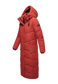 Pardessus matelassé rouge long avec une capuche, doté d'une fermeture éclair à l'avant, de poches latérales et d'accents noirs au niveau des poignets et du col. Motif matelassé texturé.