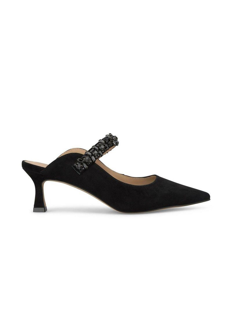 Scarpa slingback in suede nera con punta affusolata, dotata di una cinturino testurizzato nero decorato con dettagli ornamentali e un tacco sottile.