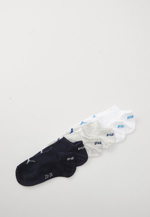 Trzy pary skarpetek do kostek w kolorze granatowym, jasnoszarym i białym, każda z logo Puma i oznaczeniem rozmiaru, ułożone na białej powierzchni.