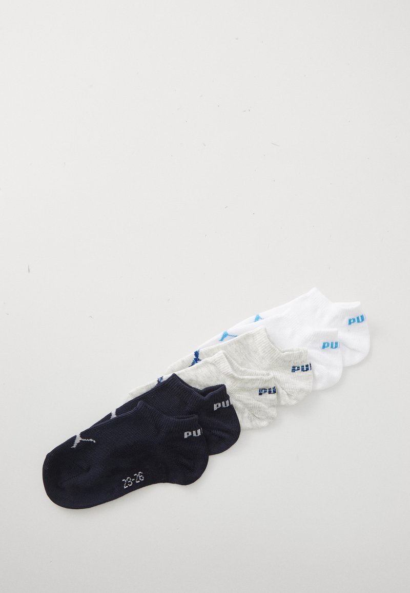 Tre paia di calzini alla caviglia in blu navy, grigio chiaro e bianco, ciascuno con il logo Puma e la marcatura della taglia, disposti su una superficie bianca.
