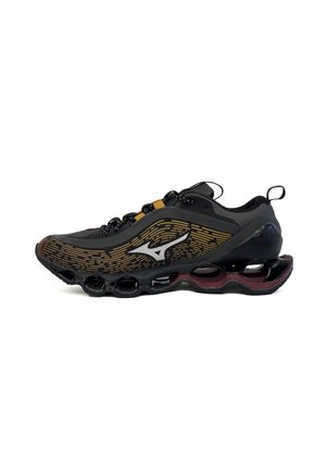 Scarpa sportiva nera e marrone con design unico della suola intermedia cava e logo bianco sul lato, su sfondo bianco semplice.