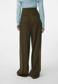 Breda byxor i mörk olivgrön tyg, med hög midja, bakfickor och en slät, skräddarsydd textur.