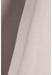 Nahaufnahme von einem hellgrauen Sweaterstoff, der ein strukturiertes Strickmuster mit glatten Kanten zeigt und weiche, feine Fasern sowie eine saubere Verarbeitung präsentiert.