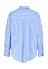 Chemise bleu clair à manches longues avec des rayures blanches verticales. Elle présente un col à revers, des poignets à boutons et un dos plissé.