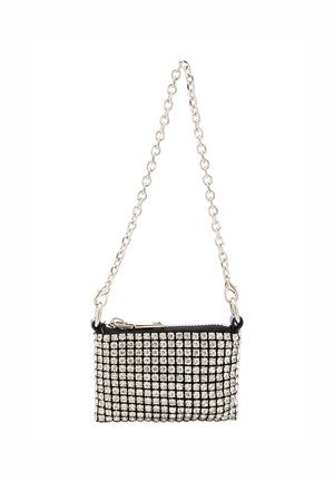 Borsa clutch nera con tracolla in catena argentata, decorata con borchie metalliche disposte a griglia, con chiusura a zip nella parte superiore.