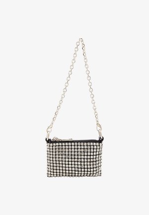 Musta clutch-laukku, jossa on hopeanvärinen ketjuhihna. Laukku on koristeltu metallinapeilla, jotka on aseteltu ruudukkomuodostelmaan, ja siinä on vetoketjusuljin yläosassa.