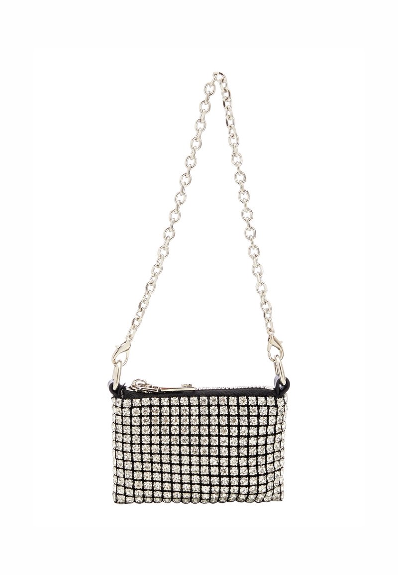 Borsa clutch nera con tracolla in catena argentata, decorata con borchie metalliche disposte a griglia, con chiusura a zip nella parte superiore.