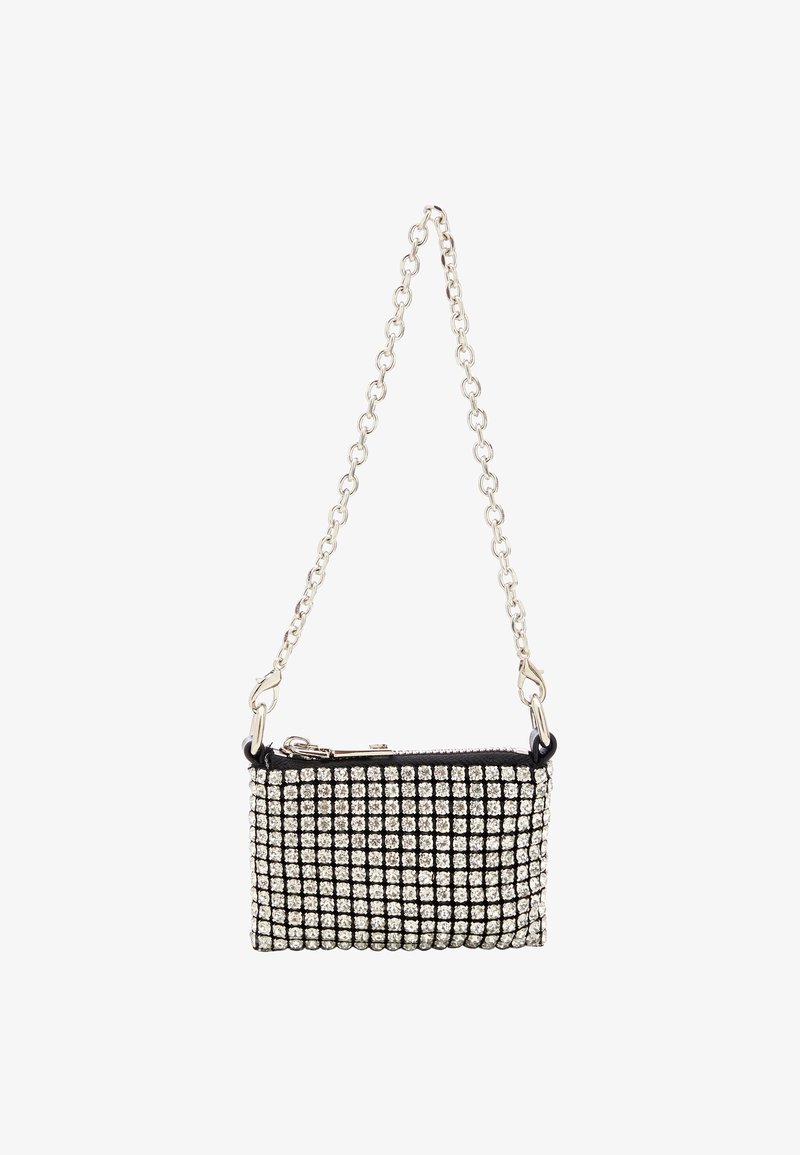 Pochette noire avec une chaîne en argent, ornée d'ap studs métalliques disposés en motif de grille, avec une fermeture éclair en haut.