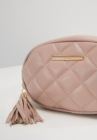 ALDO Sac banane - pink
