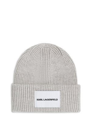 Bonnet en maille côtelée gris clair avec revers plié et une étiquette rectangulaire blanche affichant un texte noir "KARL LAGERFELD" sur le devant.