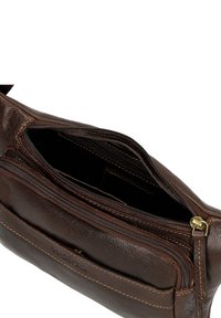 Bruine leren tas met meerdere ritssluitingen, zichtbare stiksels en een gladde textuur, die een compacte en functionele uitstraling benadrukt.