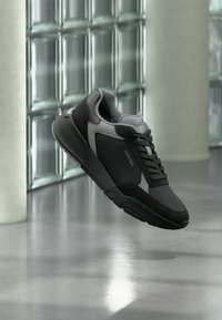 Επιλέχθηκε, black/mockingbird