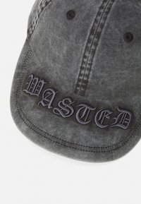 Grau Baseballcap mit einer gestickten Aufschrift "WASTED" in dunklen Fäden. Besitzt eine gewaschene Textur und gestickte Akzente am Schirm und der Krone.