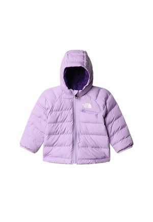 Jachetă izolată mov cu glugă, fermoar frontal și panouri cusute. Are un buzunar mic la piept și căptușeală moale.