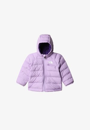 Purpurinė izoliuota striukė su gobtuvu, priekiu su užtrauktuku ir siūtomis panelėmis. Turi mažą krūtinės kišenę ir minkštą pamušalą.